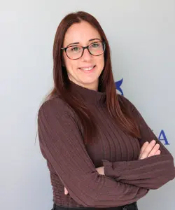 Alicia Granell, especialista en la revisión de expedientes de vehículos en Pontevedra