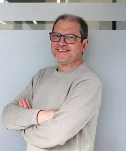 Antonio Fernández, especialista en la gestión de documentación para la baja legal de vehículos en Pontevedra